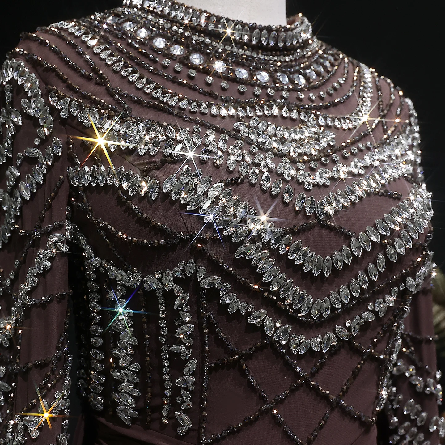 Sharon Said Luxuriöses Abendkleid aus schwerem Kristallbraunem Chiffon mit langen Ärmeln und geraffter Taille, Partykleid für Damen SS402, maßgeschneidert – Detail 7