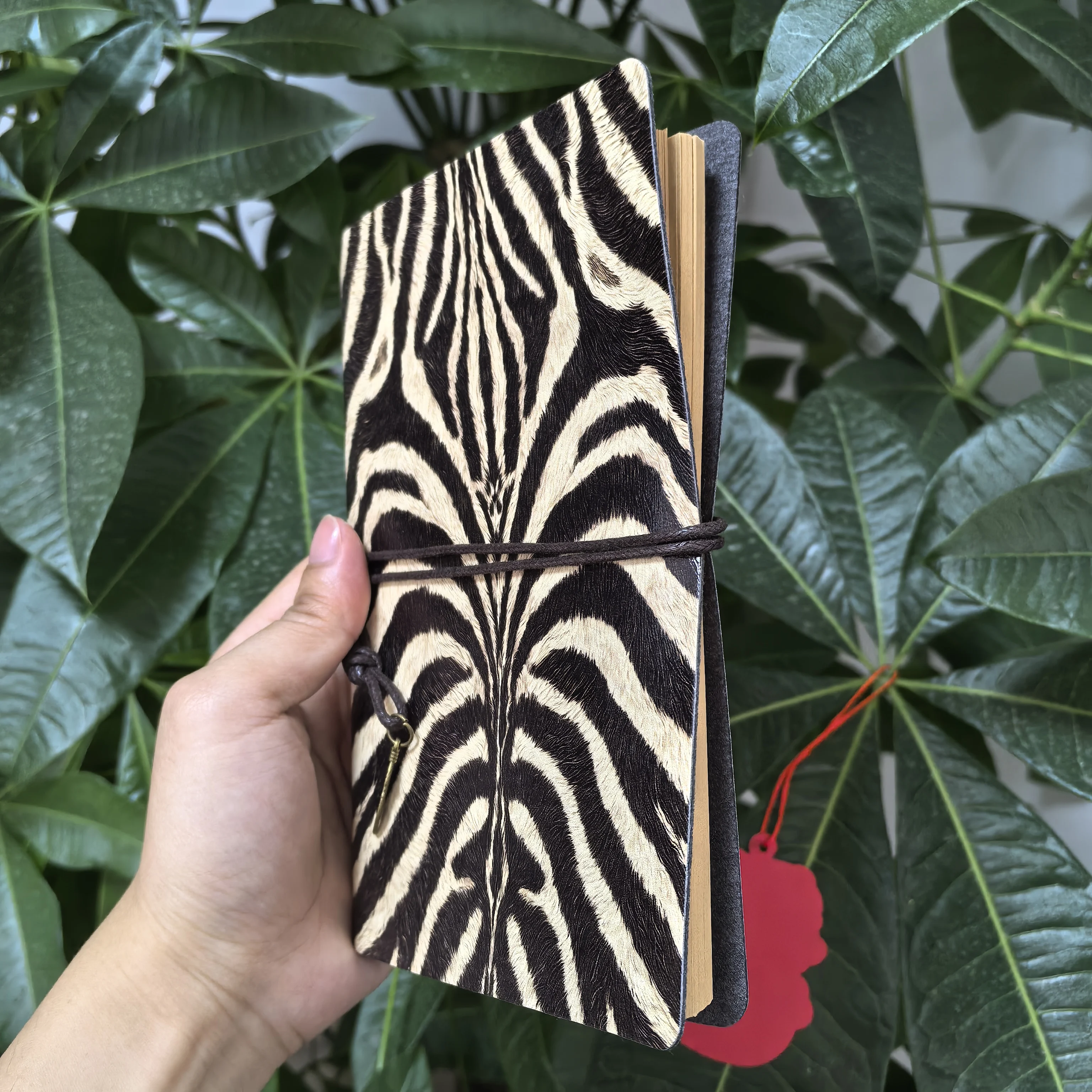 Vintage Zebra-Streifen PU-Leder Notizbuch, Nachfüllbares Reise-Notizbuch mit Feder-Charm, Safari-Stil Tagebuch Geschenk für Tierliebhaber – Detail 4