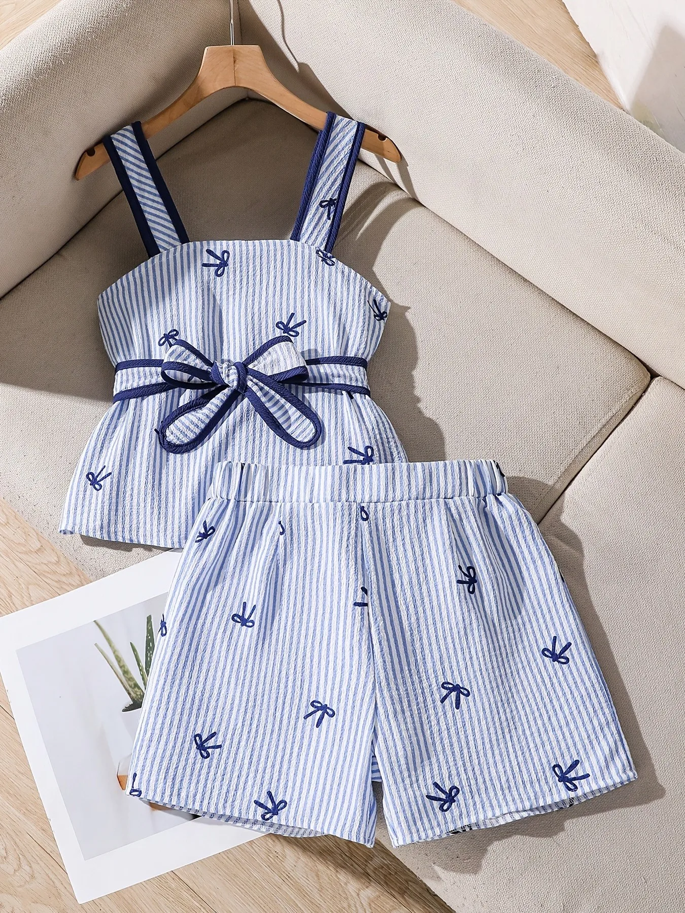 Trendiges 2-teiliges Co-Ord-Outfit für Mädchen, vertikal gestreifte, mit Schleifen bestickte Sling-Bluse, lockere bedruckte Shorts für den täglichen Freizeitgebrauch von Kindern im Freien – Detail 1