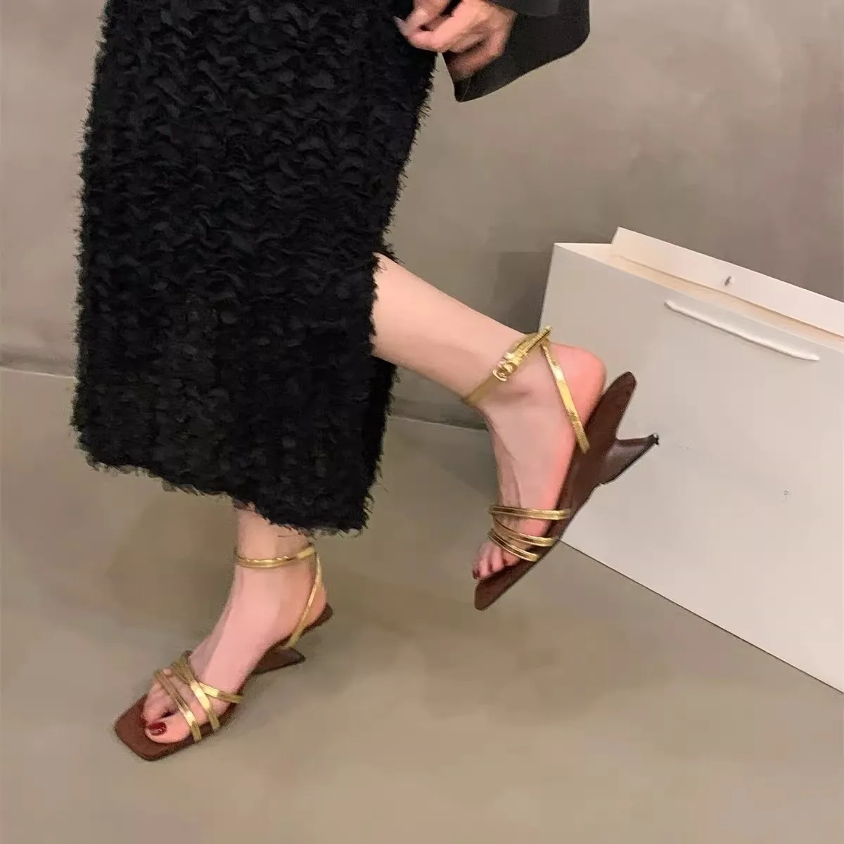 

Золотистые босоножки на танкетке с ремешками, модель 2026 года, новая летняя стильная коллекция