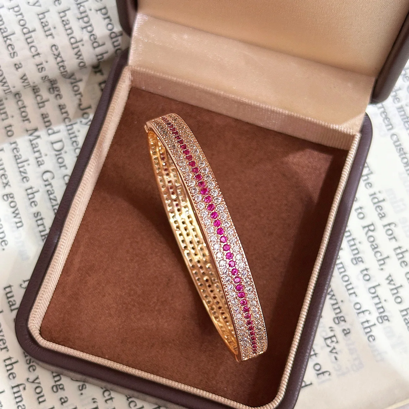 

Элегантный трехрядный браслет-манжета с кристаллами, браслет из цельного золота с застежкой-лобстером, минималистичные сверкающие украшения для женщин