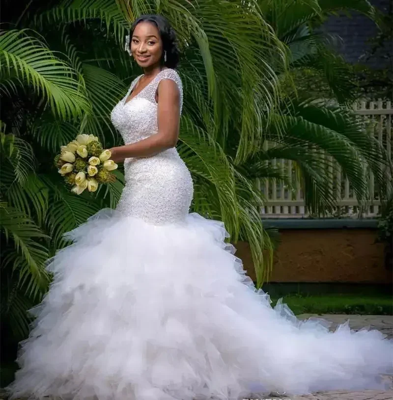 ชุดแต่งงานทรงเมอร์เมดสไตล์แอฟริกันแบบสั่งตัดพิเศษ ไซส์พลัส ประดับด้วยลูกปัดวิบวับ คอวีลึก สำหรับเจ้าสาวผิวสี