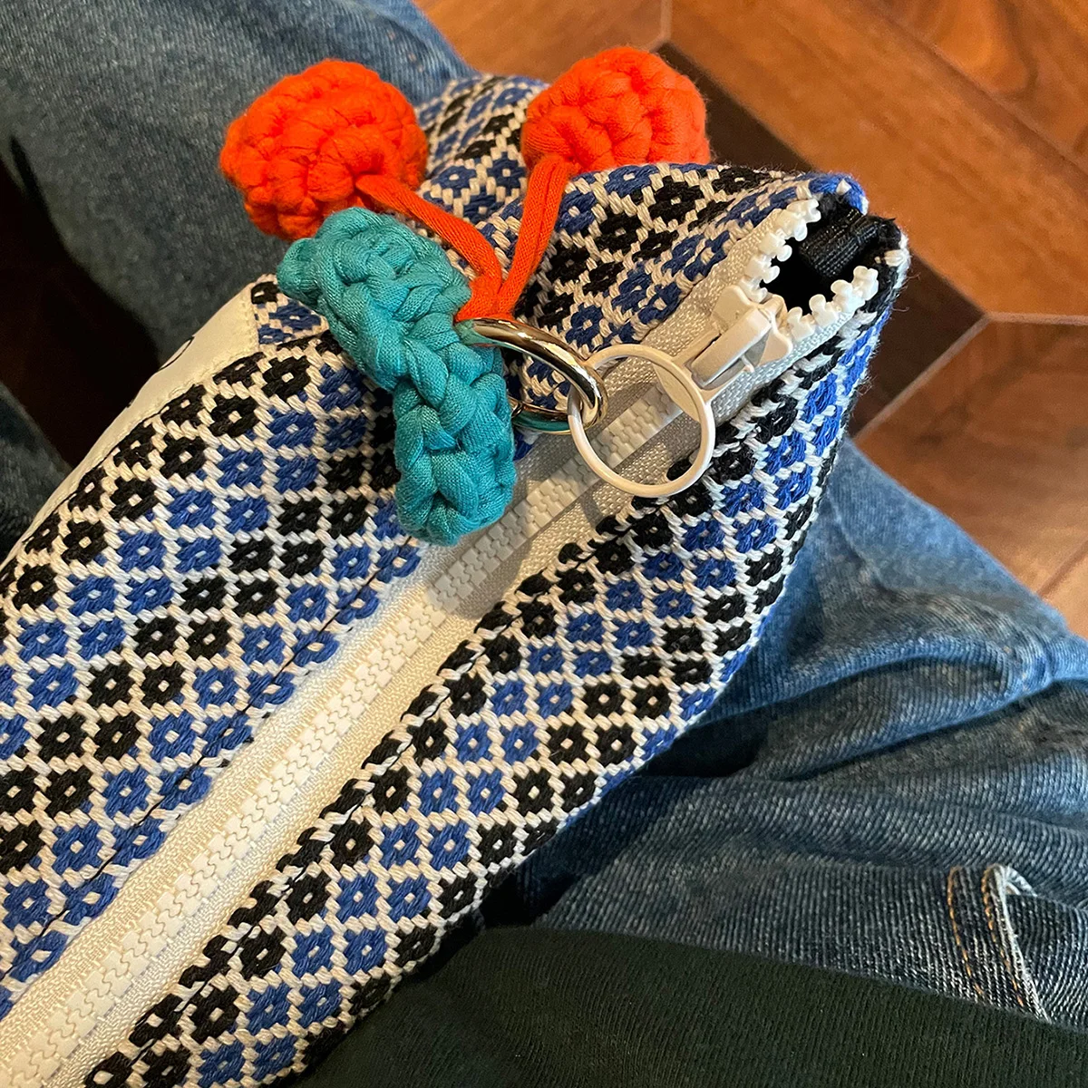 Bolsa de cosméticos con colgantes de cereza azul, bolsa de maquillaje con patrón geométrico, parche de letras, decoración, bolsa de maquillaje, bolso de gran capacidad