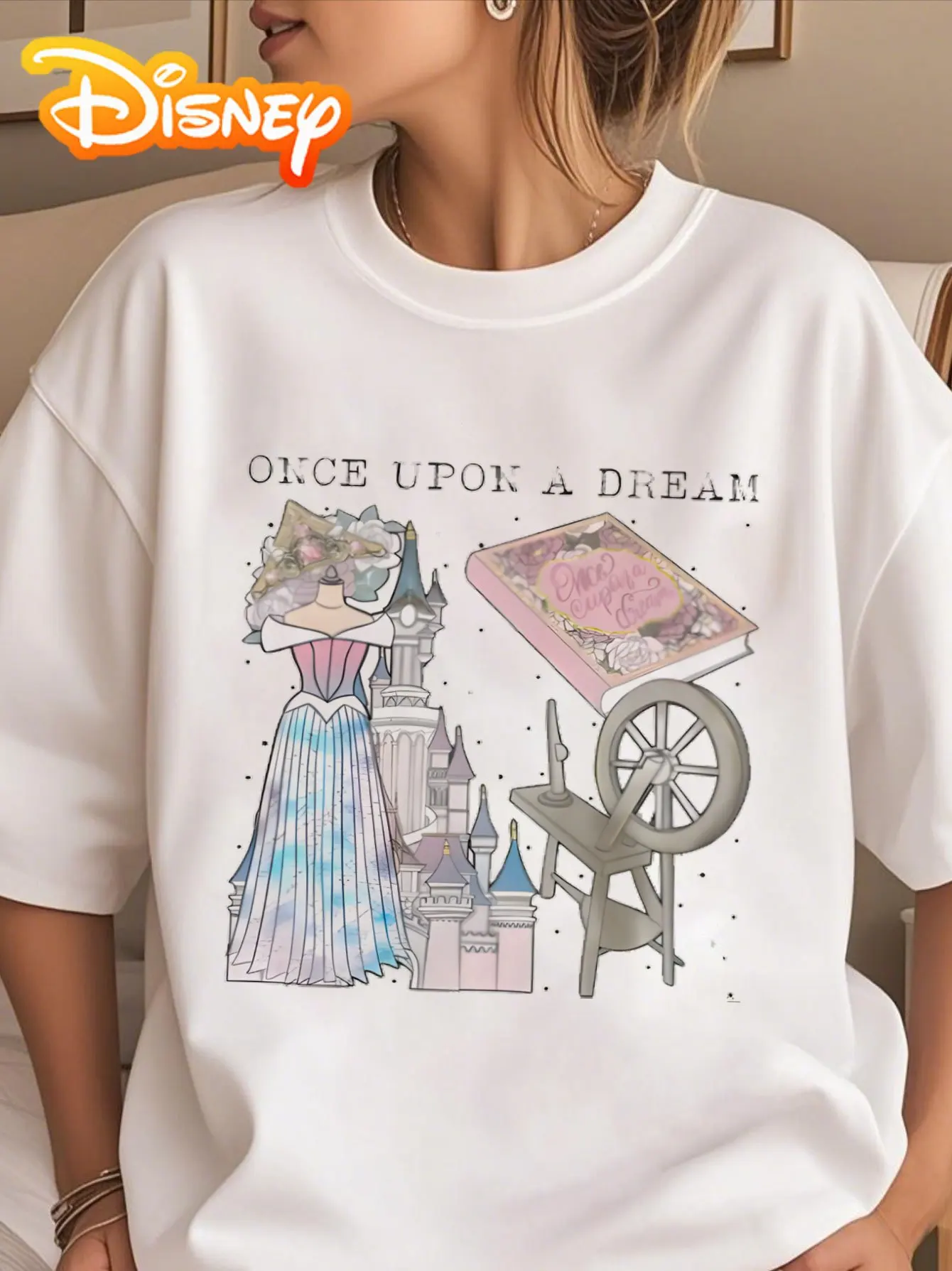 تي شيرت برسومات Disney One Upon A Dream Castle - تي شيرت كاجوال أسود بأكمام قصيرة مع تصميم سندريلا وعربة الأميرة