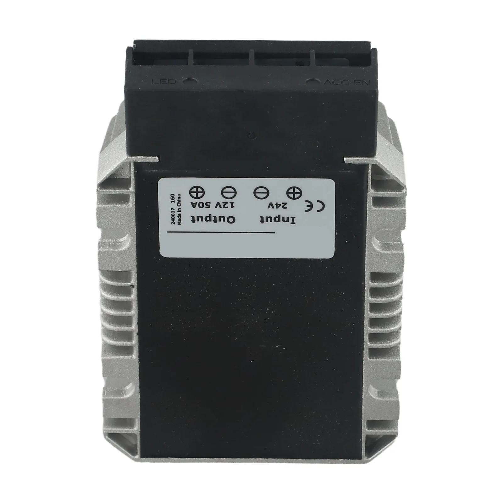 

Прочный понижающий преобразователь для автомобильных применений преобразует вход 24 В на надежный выход 12 В с высокой эффективностью