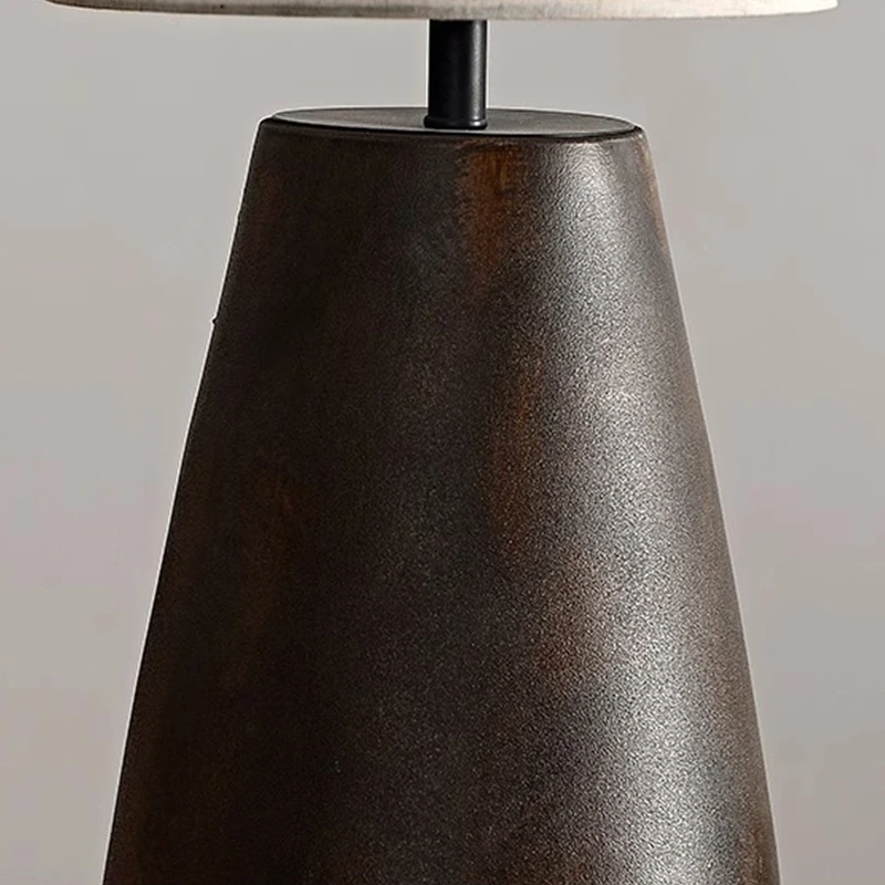 Modern LED Desk Lamp White Decorative Light Nordic Creative Ceramic Table Light Bedside Study Hotel Simple Fabric Light Fixture