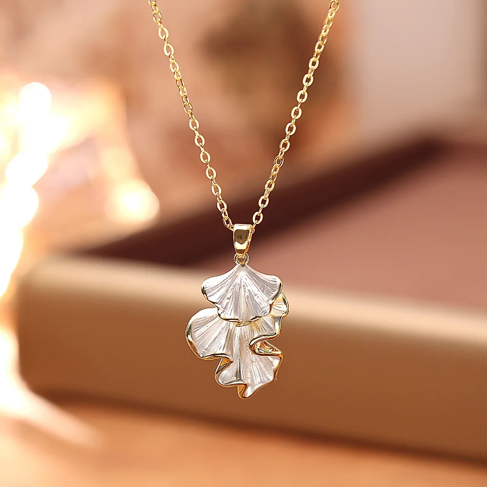 

Retro three-dimensional double-layered ginkgo leaf oil drop pendant necklace women's niche fashion personalized sweater chain