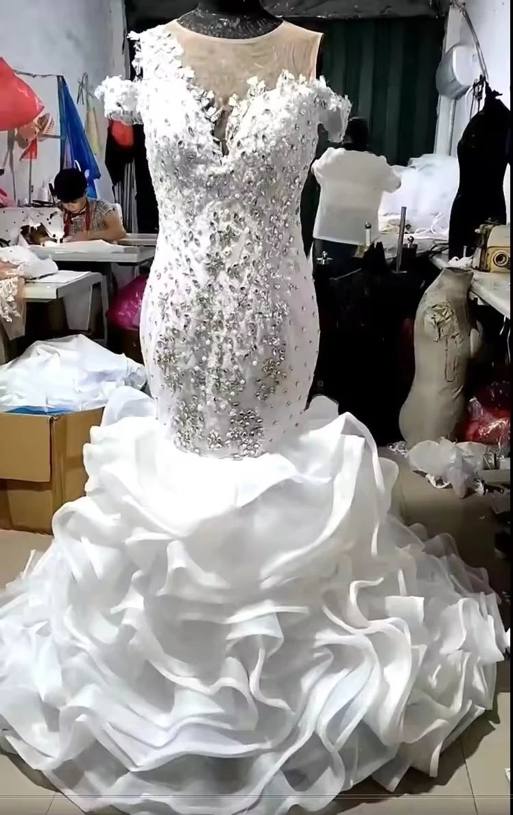 Maßgeschneidertes afrikanisches Meerjungfrau-Hochzeitskleid in Übergröße, luxuriöses glitzerndes Kristall-Strassstein-Perlen-Spitze-Rüschen-Schleppe, schwarzes Mädchen-Brautkleid