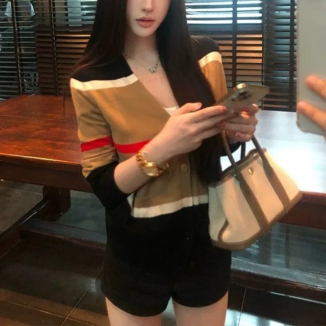 

Retro contrasting striped knitted cardigan V-neck women's 2025 autumn slim fit top, high-end and elegant thin jacket