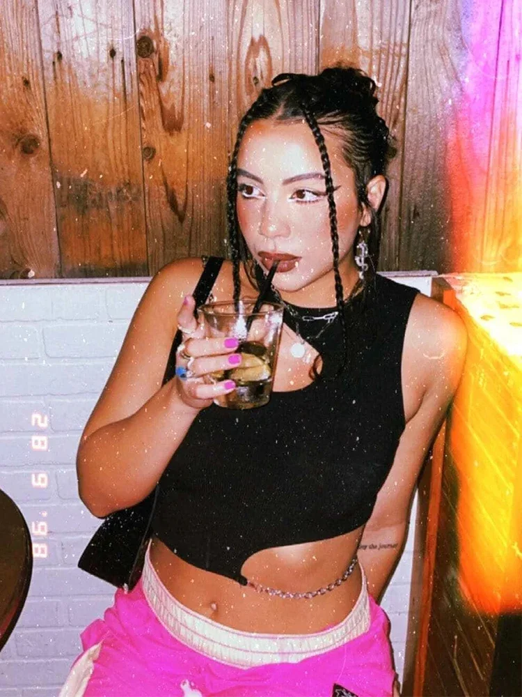 Krótki top z dzianiny prążkowanej z wycięciami, damski, letni, styl Y2K, odzież high street, grunge, asymetryczny dekolt, bez rękawów, streetwear