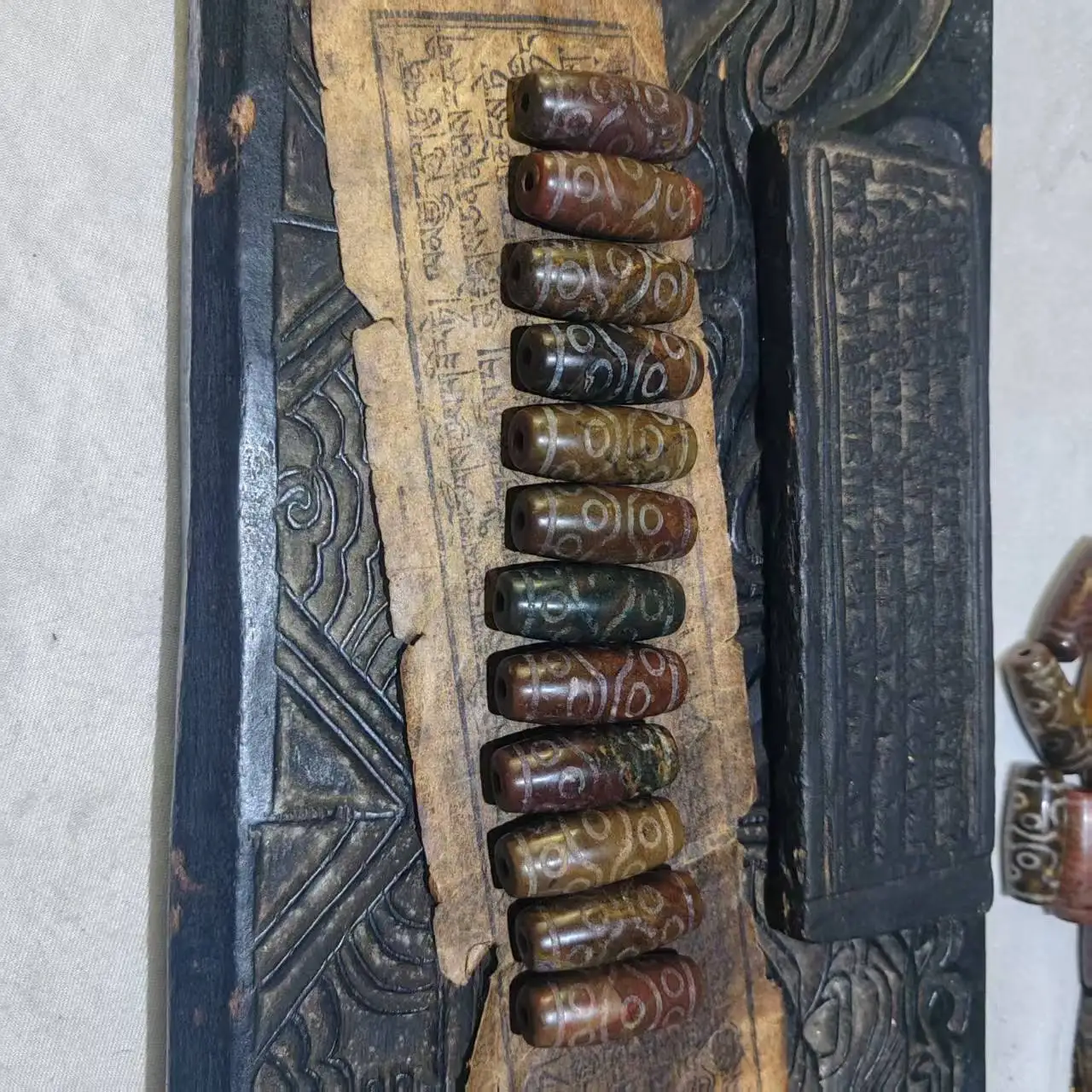 

1pcs/lot old natural material Xiangxiong cinnabar agate 14 eye pattern 40mm Bold body type Taiwanese craftsmanship Ethnic style