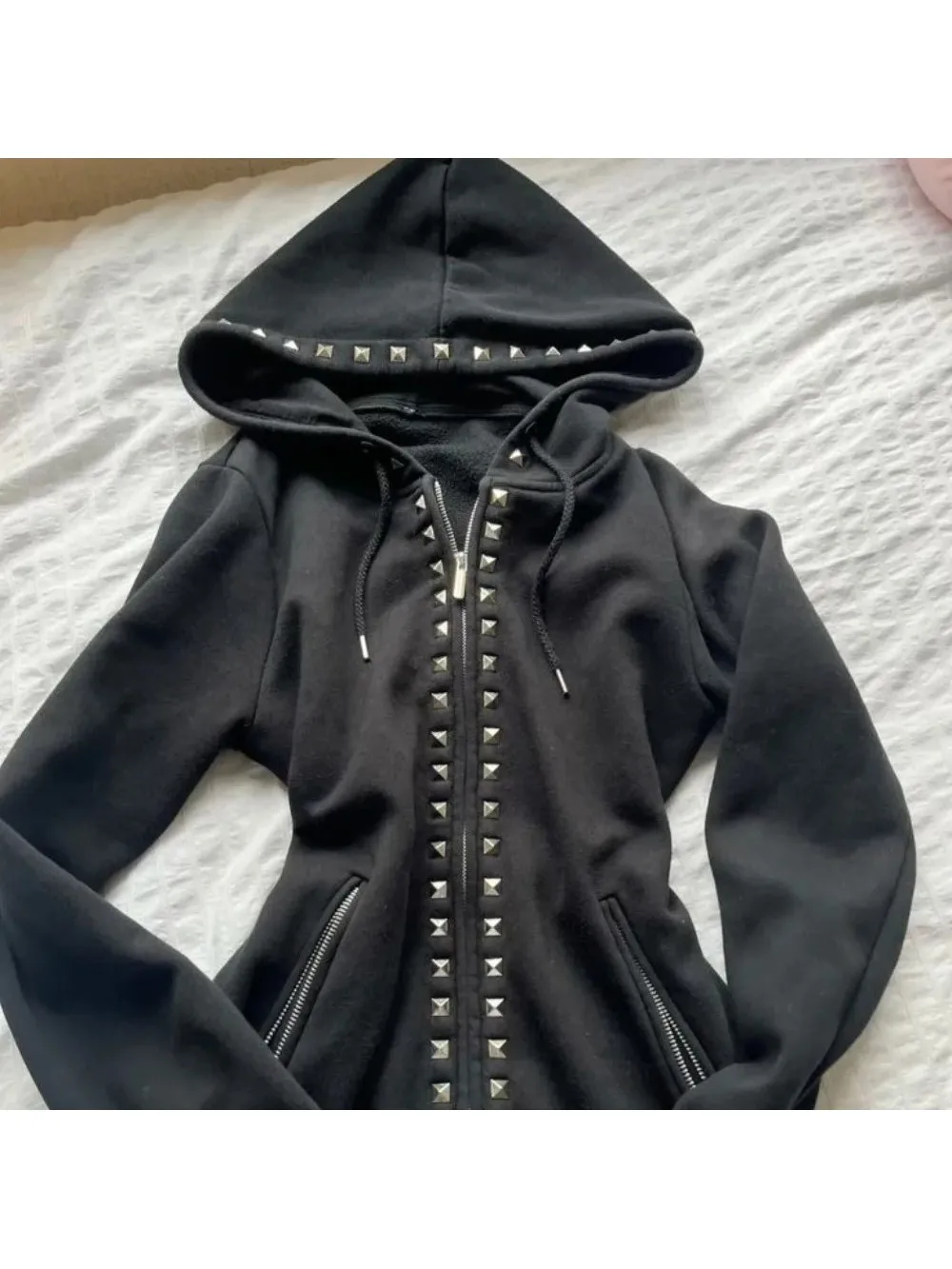 2026 Neue Y2K Dunkle Gothic-Style Jacke mit Nieten und Reißverschluss, Vielseitiger Kurzer Kapuzenpullover, Lässiger Harajuku Punk Hip-Hop Street Trend Nischen-Jacke