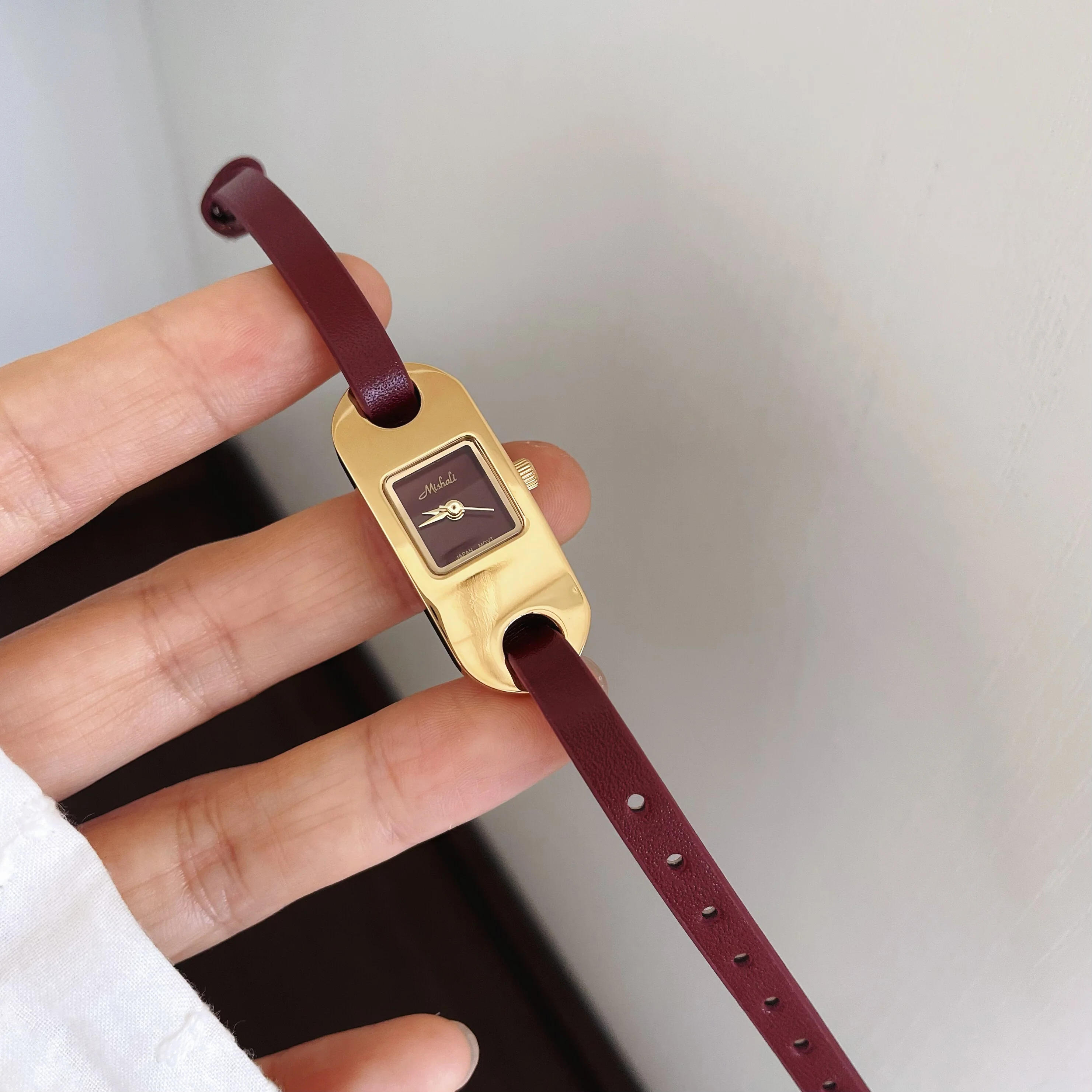 2026 Red Leather Light Luxury Thin Strap Watch High-end Temperament Retro Oval Womens Quartz Watch Gift for Women