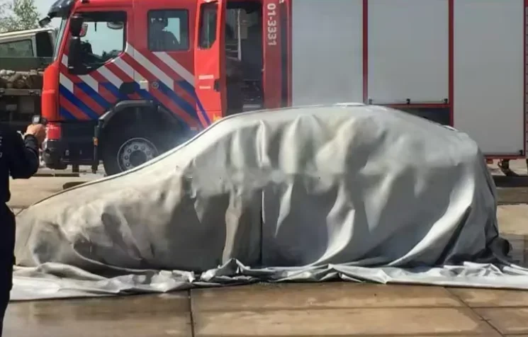 Coperta antincendio per auto in materiale fibra di vetro 1100 resistente di alta qualità 6 * 9M Coperta antincendio per auto EV