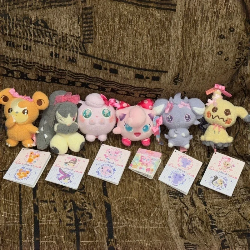 

Оригинальный плюшевый брелок-подвеска серии «Don't Hit Me» 2026 года с персонажами Покемон: Мимикью, Теддиурса, Джигглипап и Мавиле. Коллекционный декоративный сувенир.