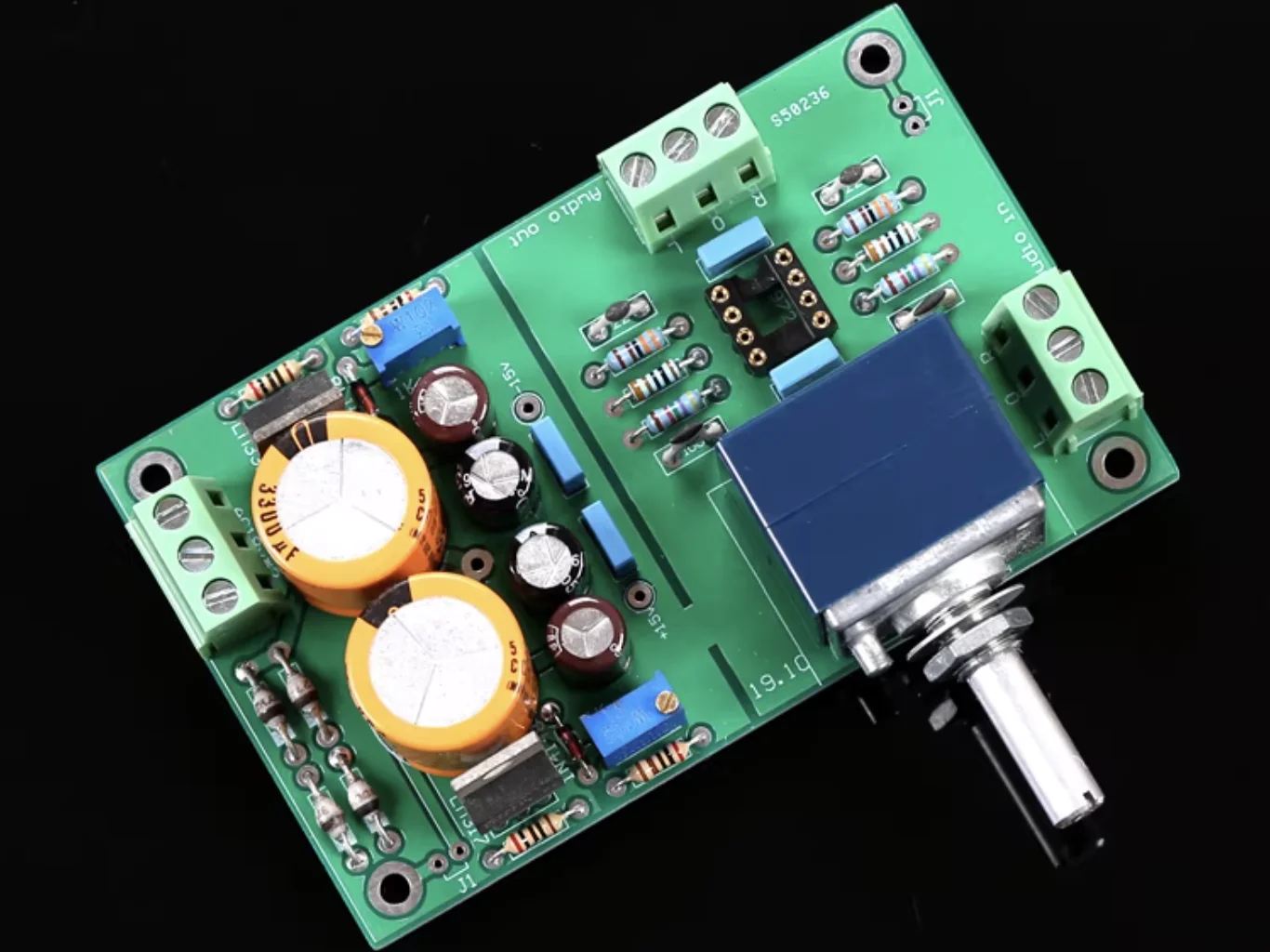 Fully direct-coupled dual op-amp preamplifier, with LM317/337 for high-precision voltage regulation, ALPS16/ALPS27 potentiometer
