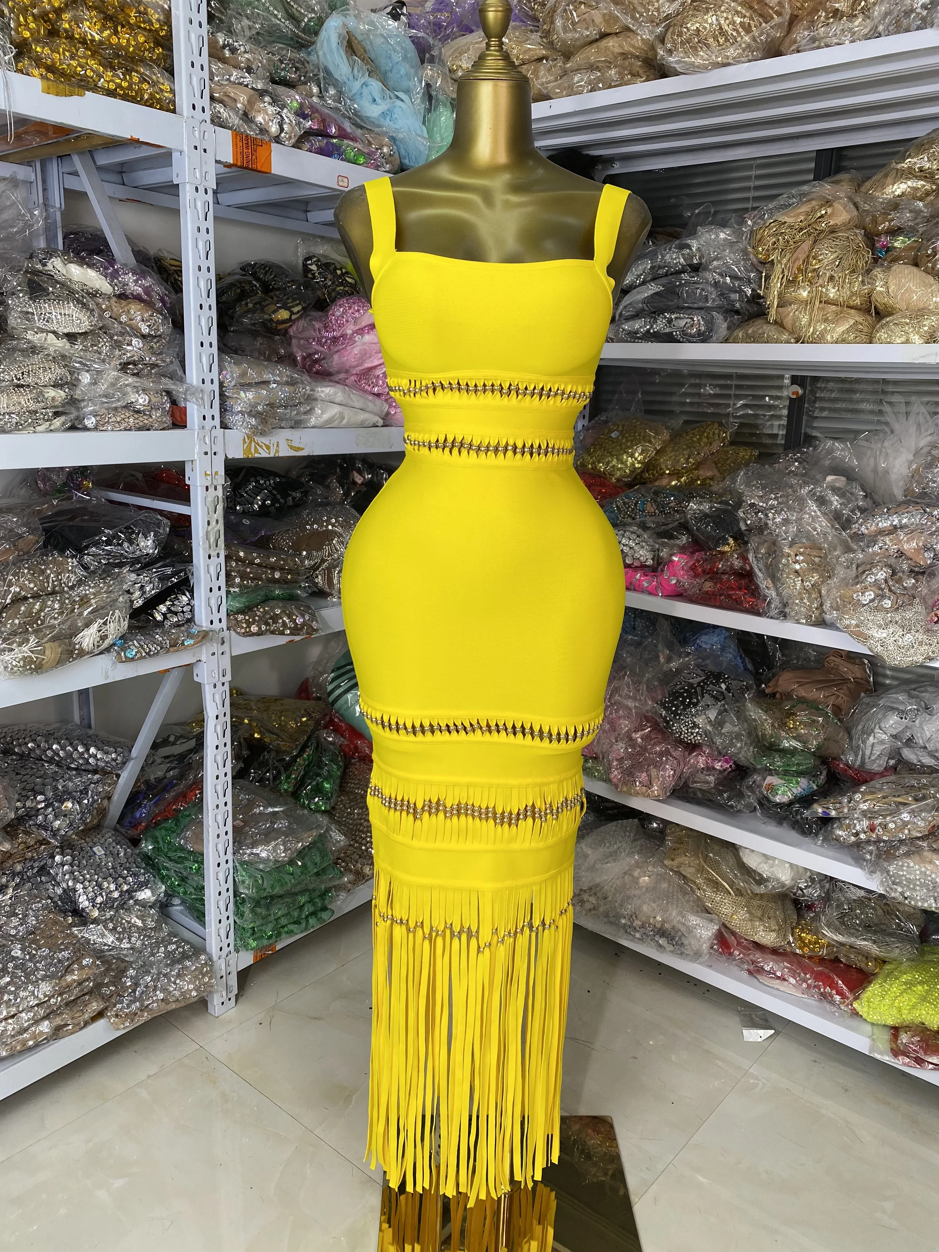 2025, neues gelbes Verbandkleid für Damen, Tank-Top, quadratischer Kragen, Ausschnitt, Quaste, lang, elastisch, Promi-Abend, Club, Party, Gala-Kleider