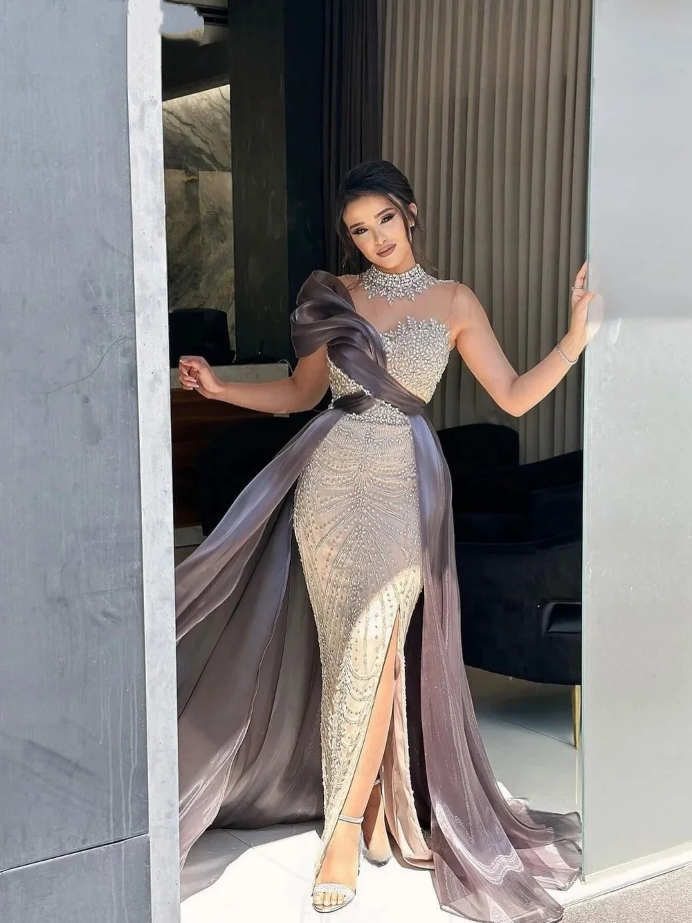 Einzigartiges Meerjungfrau-Abendkleid mit Kristallperlen, O-Ausschnitt, hohe Schlitze, Abendkleid, ärmellos, Sweep-Zug, Partykleider nach Maß