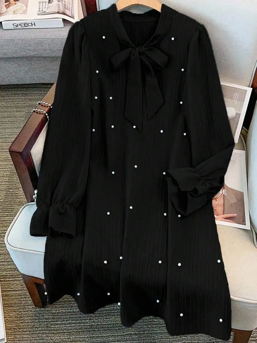 

Черное плиссированное платье с жемчужной отделкой и вырезом в виде банта на шее