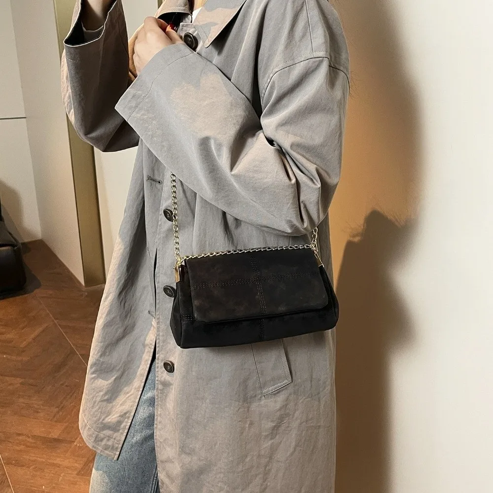 Hochwertige Wildleder-Schultertasche mit Großer Kapazität Ketten-Umhängetasche Quadratische Handtasche für Damen – Detail 12