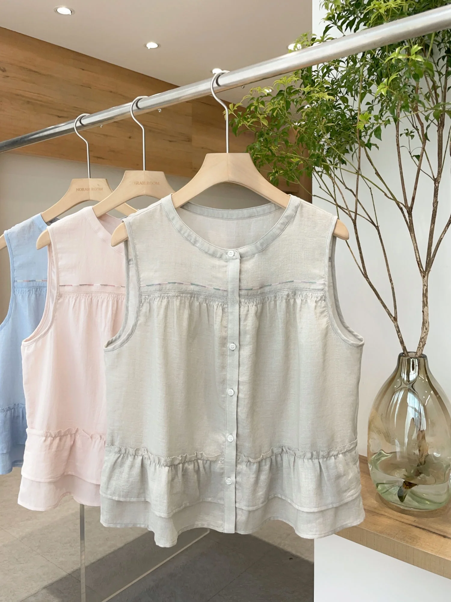 เสื้อผ้าผู้หญิงแบรนด์ Nuo Xiaola รุ่นแท้ประจำฤดูร้อนปี 2025 ลายปักเกาะทรงกลม จับจีบแบบไม่เป็นรอย ทรงหลวม สไตล์ลำลอง เหมาะสำหรับใส่ไปทำงาน...