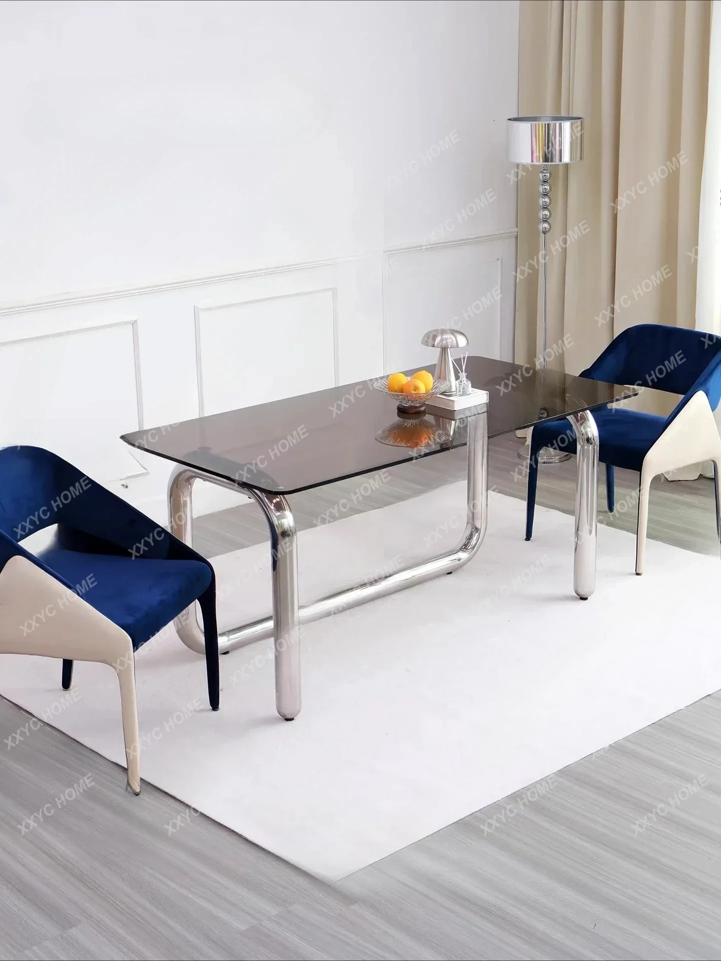 

Обеденный стол QQV69 в стиле Баухаус: простой современный дизайн, стеклянная столешница, основание из нержавеющей стали, минималистичный квадратный стол для небольших квартир.