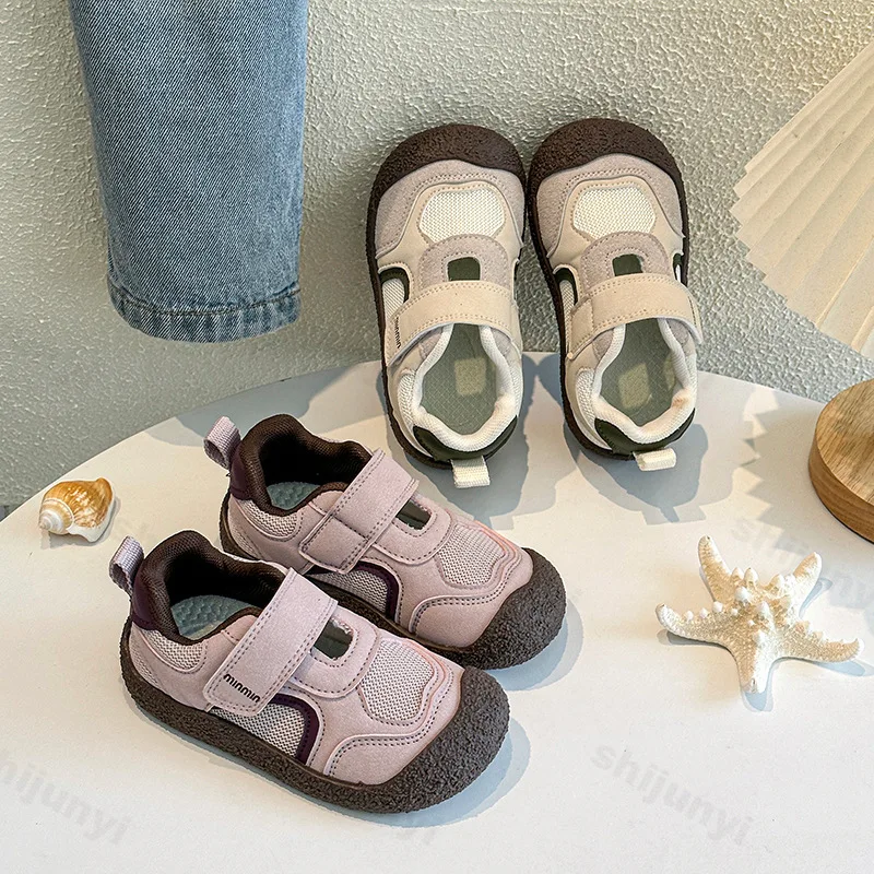 

Лето 2024, новый стиль, спортивная обувь на мягкой подошве для девочек, детские дышащие детские туфли на плоской подошве с сеткой, модные трендовые уличные повседневные кроссовки