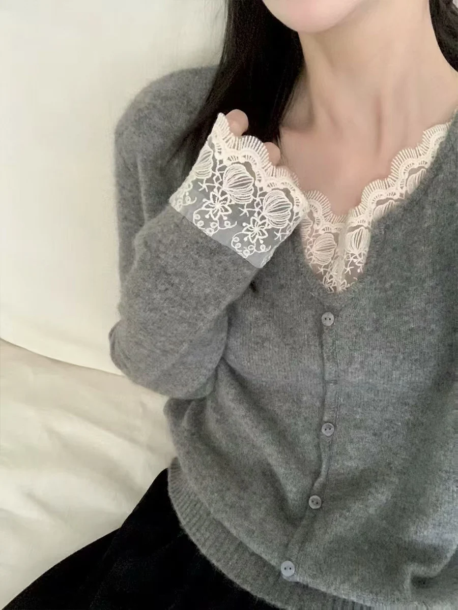 เสื้อสเวตเตอร์ถักไหมพรมทรงหลวม แต่งลูกไม้สไตล์เกาหลี สำหรับผู้หญิง ฤดูใบไม้ร่วง ฤดูหนาว ให้ความรู้สึกหรูหรา ใช้เป็นเสื้อตัวในได้