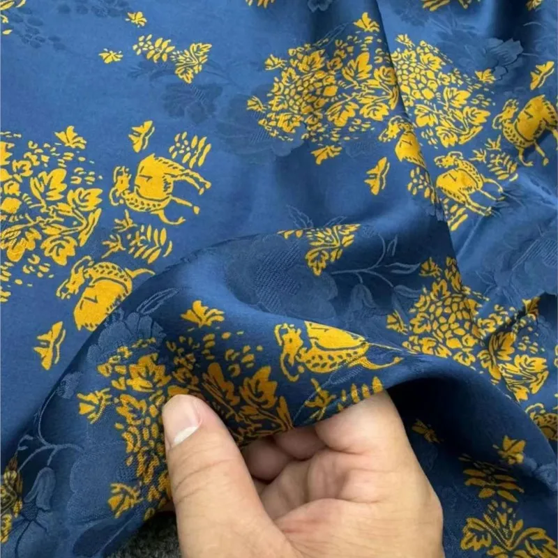 Um casaco cheongsam de tecido de gaze vermelha perfurada de seda feito de