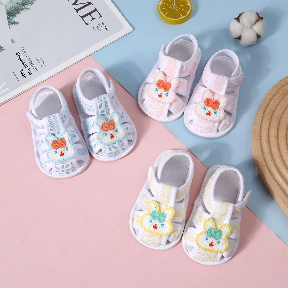 

Baby non-slip learning walking shoes, unisex sandals, soft flat shoes for infants, suitable for indoor parties and gatherings.