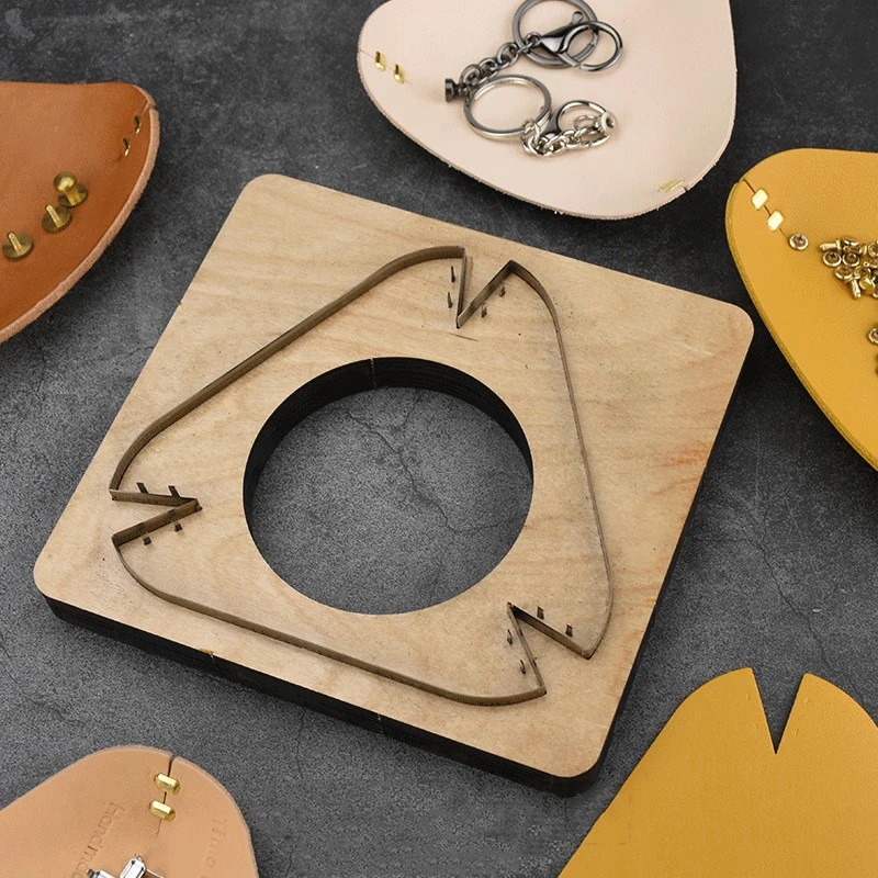 

Треугольная кожаная пластина ручной работы, шаблон для рукоделия, индивидуальные штампы для резки стального лезвия, перфорационные инструменты, лоток для хранения квадратной кожи