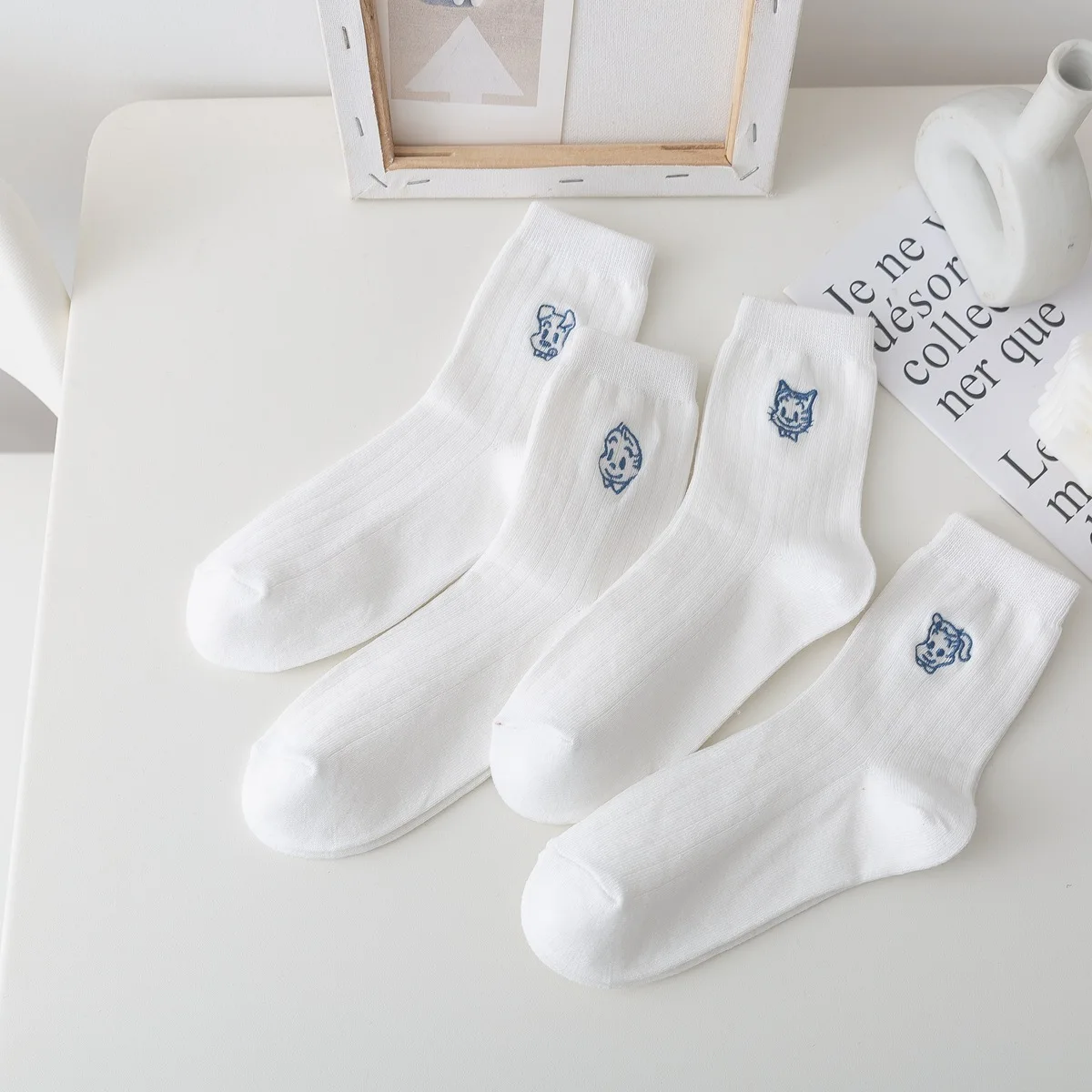 Niedlicher Cartoon bestickt weiß bequem gut aussehende Frühling Sommer ins Korea jk Baumwolle gestreifte Frauen Mid-Tube Sports ocken