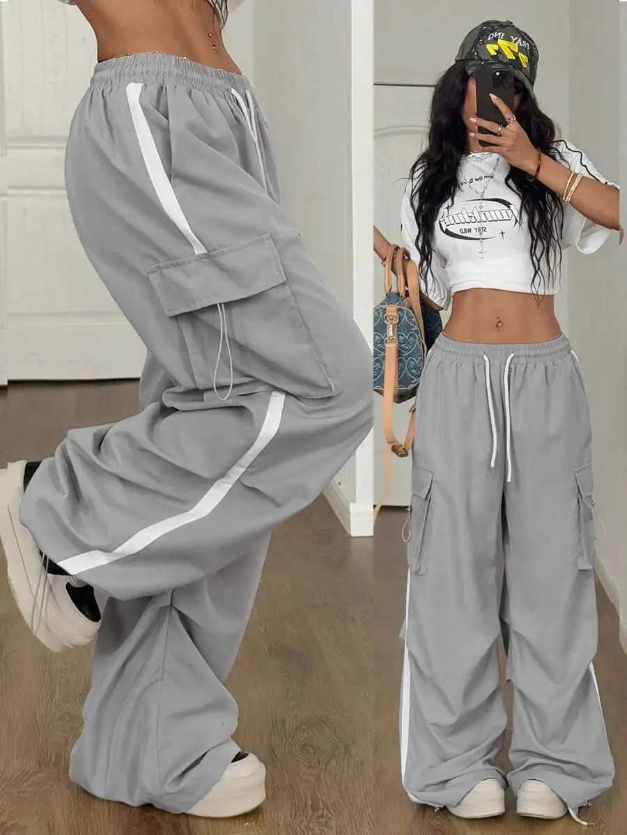 

Женские широкие брюки-карго с боковыми полосками и накладными карманами