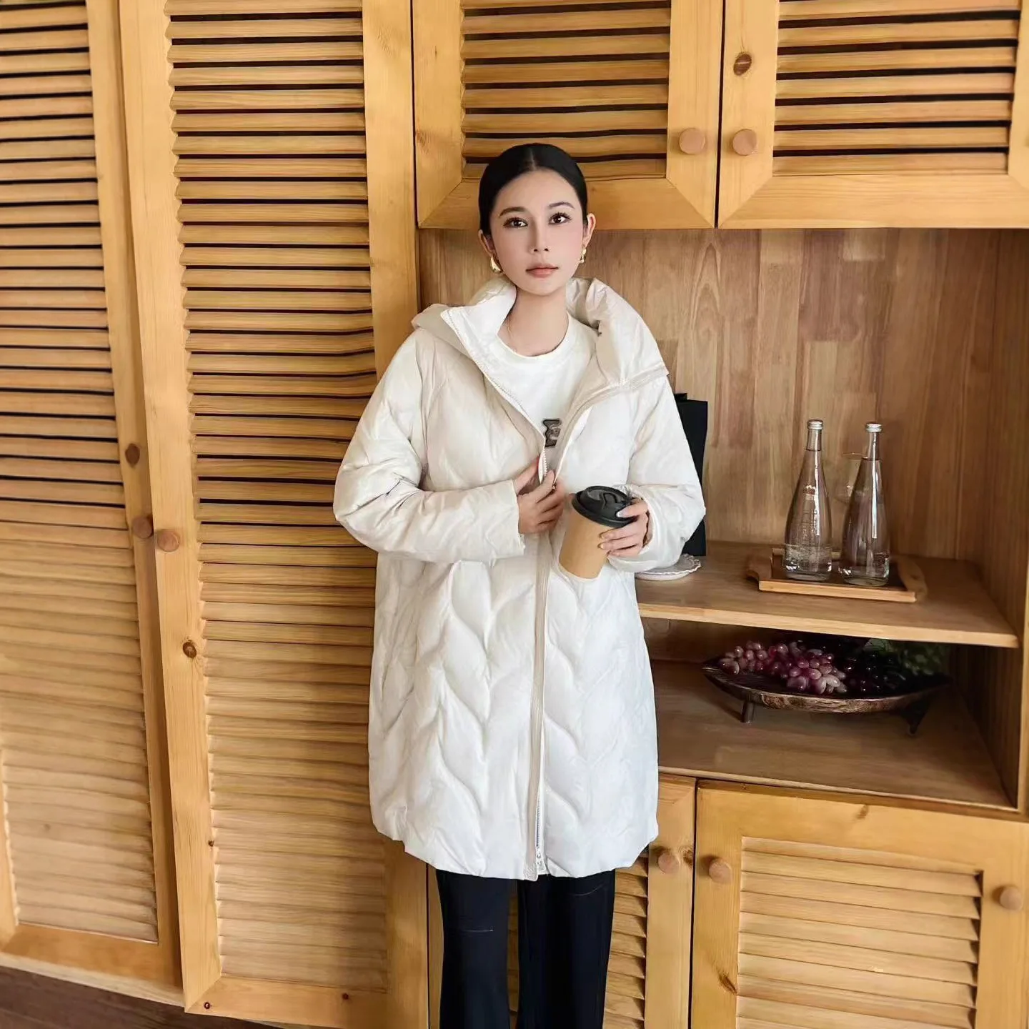 Europäische Damen-Daunenjacke für Herbst und Winter mit Kapuze, lockere Pendel-Daunenjacke