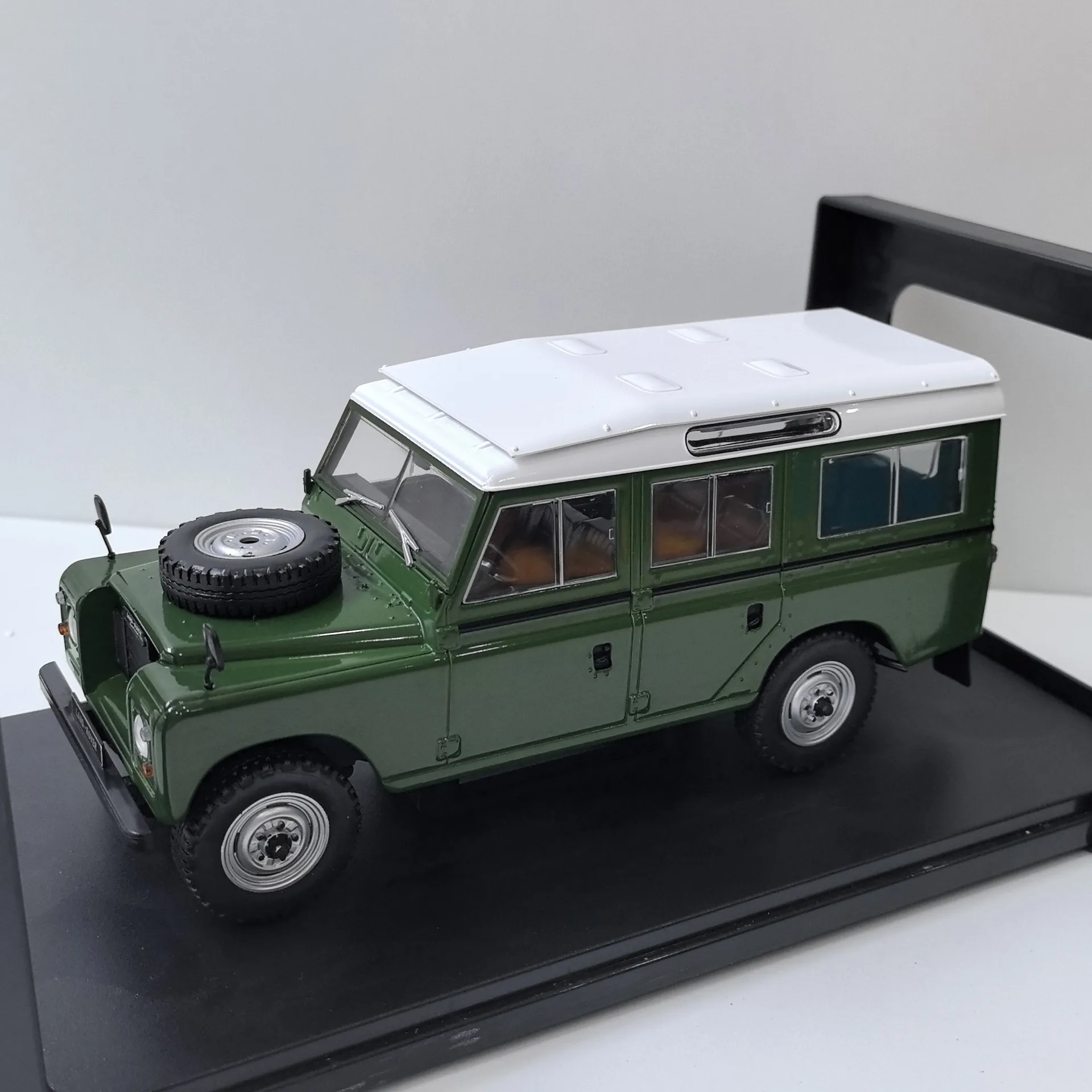 

Diecast WHITEBOX 1/24 Scale LAND ROVER 109 Alloy Car Model Collectible Toy Gift Souvenir Display Ornament