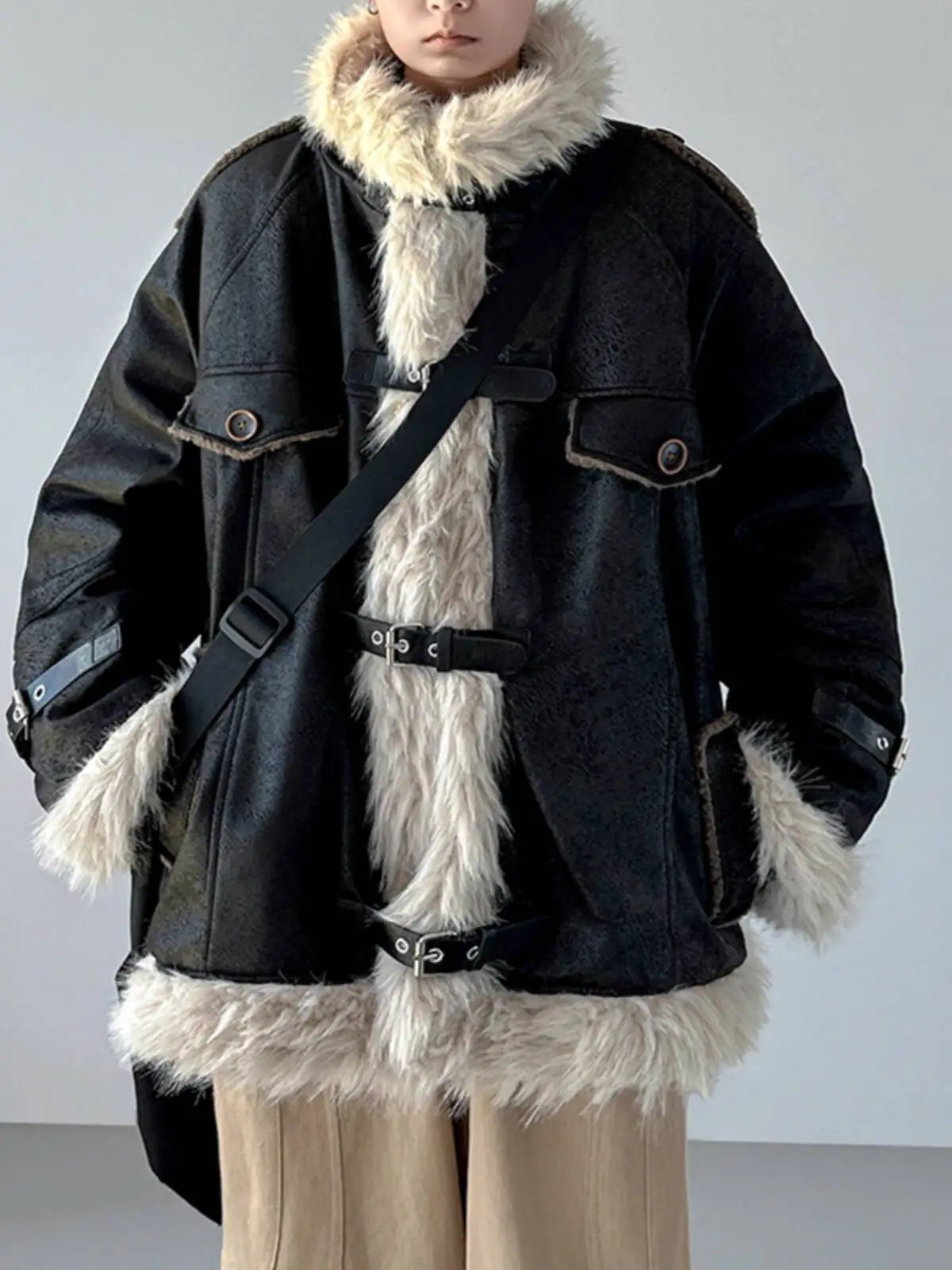 رجل سترة جلدية الفراء 2025 الشتاء الرجال فو الفراء شيرلينغ صوف الضأن سترة خمر موتو الوقوف طوق القطن مبطن ملابس خارجية