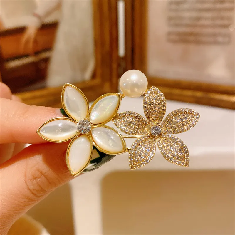 CC Vintage Pins Natural Shell Brooches Flower Shape Exquisite Sweater Pin Full of Zirconia Dating Essential Sparkly Jewelry B286