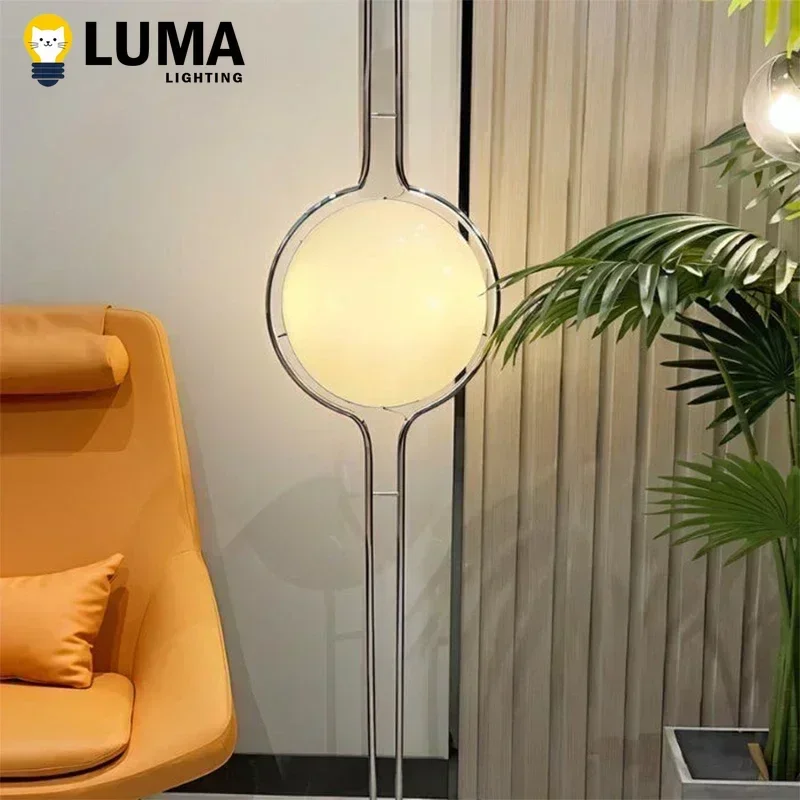مصباح أرضي من الكروم بتصميم حديث مع غطاء كروي أكريليك أبيض، ضوء LED حديث لغرفة المعيشة وغرفة النوم وديكور السرير