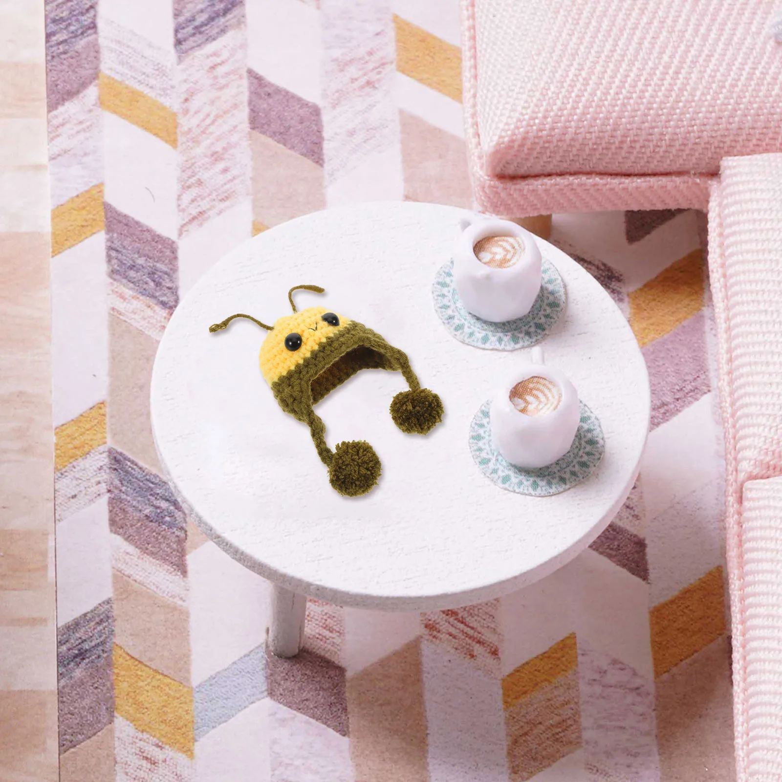 Miniatura czapki dzierganej w stylu pszczoły dla postaci zwierzęcych, mała ręcznie robiona czapka do ozdób rękodzielniczych, akcesoria do domku dla lalek DIY i na przyjęcia.