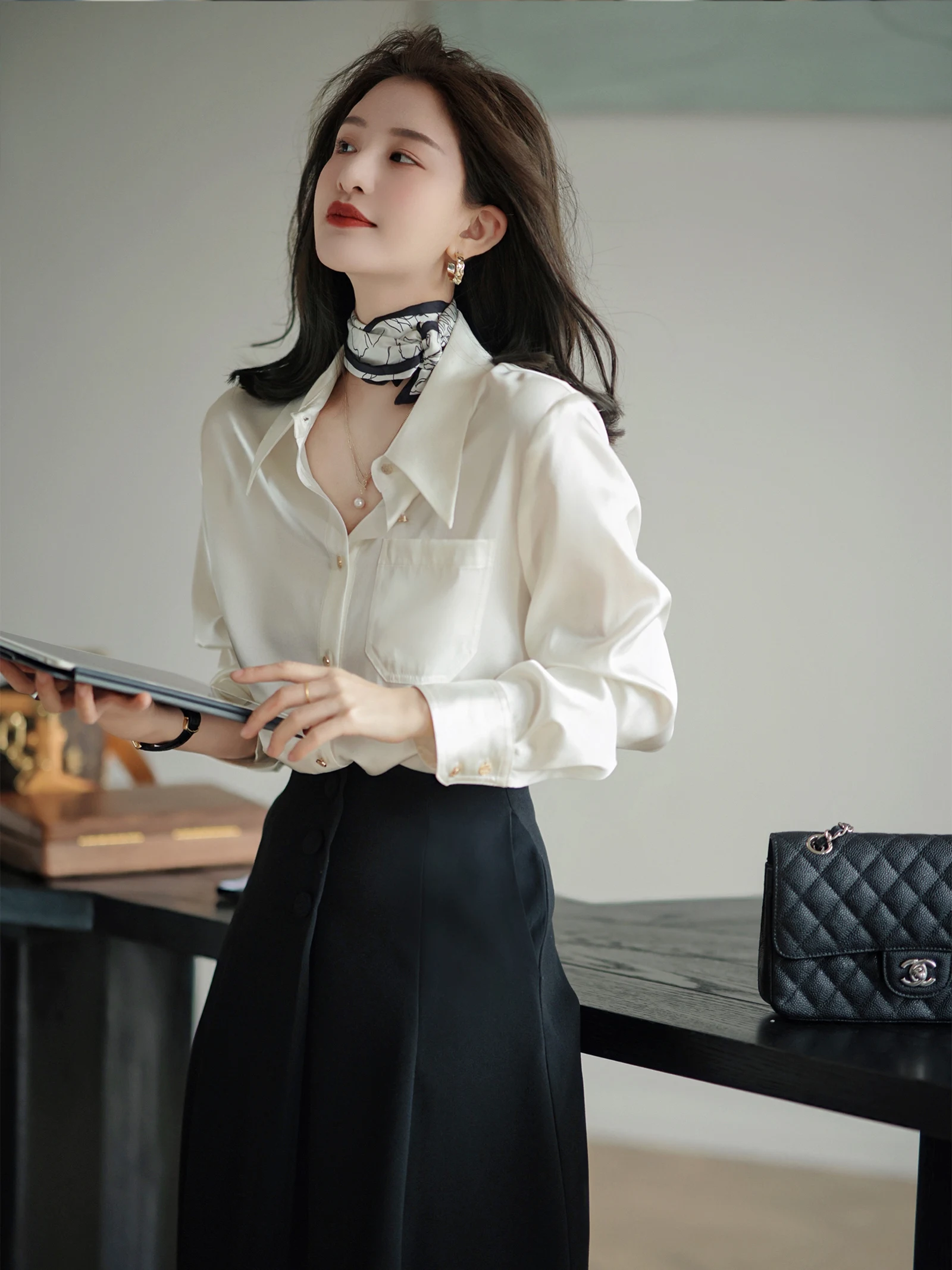 

Новая коллекция женской одежды Queen Sle: свободные прямые брюки-бойфренды из смесового шелка с эластичными волокнами для комфортного ношения весной.