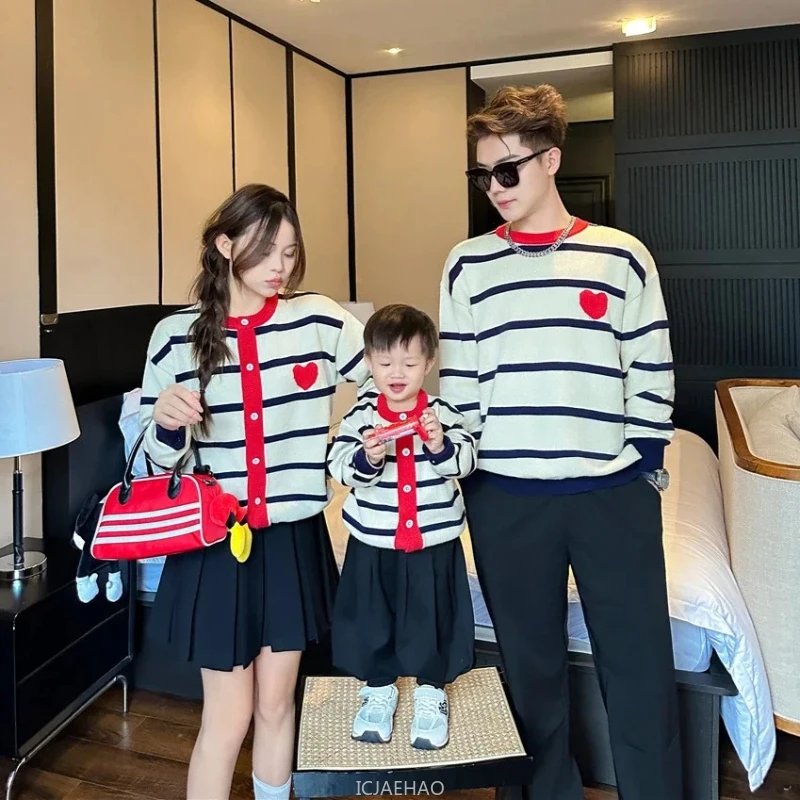 

Одинаковая полосатая вязаная одежда для всей семьи. Одинаковый вязаный джемпер. Вязаный комбинезон для мамы и дочки. Кардиган для папы и детей.