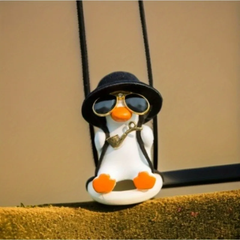 

Креативная автомобильная вешалка для зеркала заднего вида в виде утки - известная в Интернете милая подвеска для украшения интерьера автомобиля