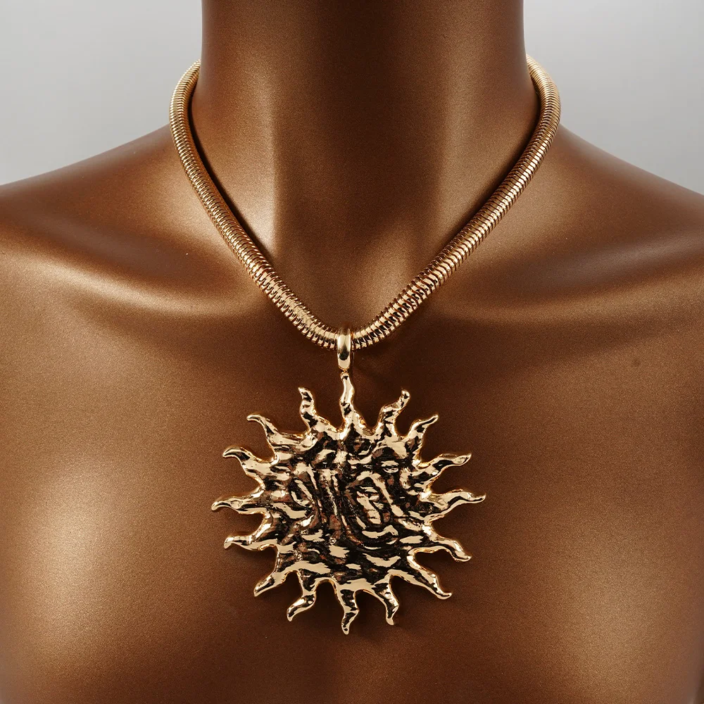 

The Sun Pendant Necklace Features Heavy Jewelry For Women Adjustable Chains And Fashionable Banquet Gifts In Gold/Silver