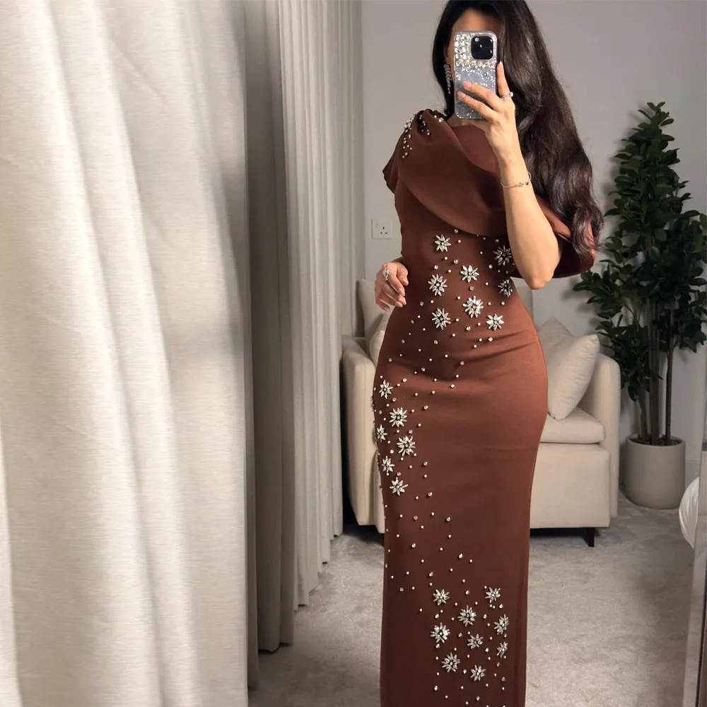 Maßgeschneiderte Kristall-Abschlussballkleider mit Umhang, O-Ausschnitt, ärmelloses Abendkleid, braunes Abend- und Partykleid 2025, mit Schal