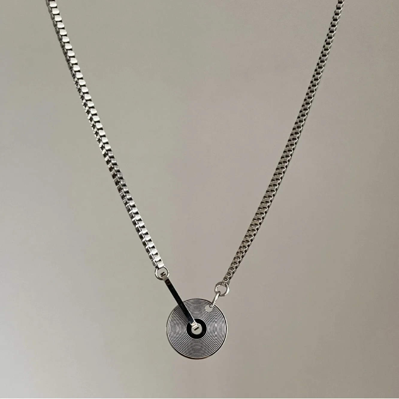 American Retro Black Vinyl Record Pendant Necklace Silver Plated Fine Neck Chain Elegant Sophisticated Clavicle Jewelry