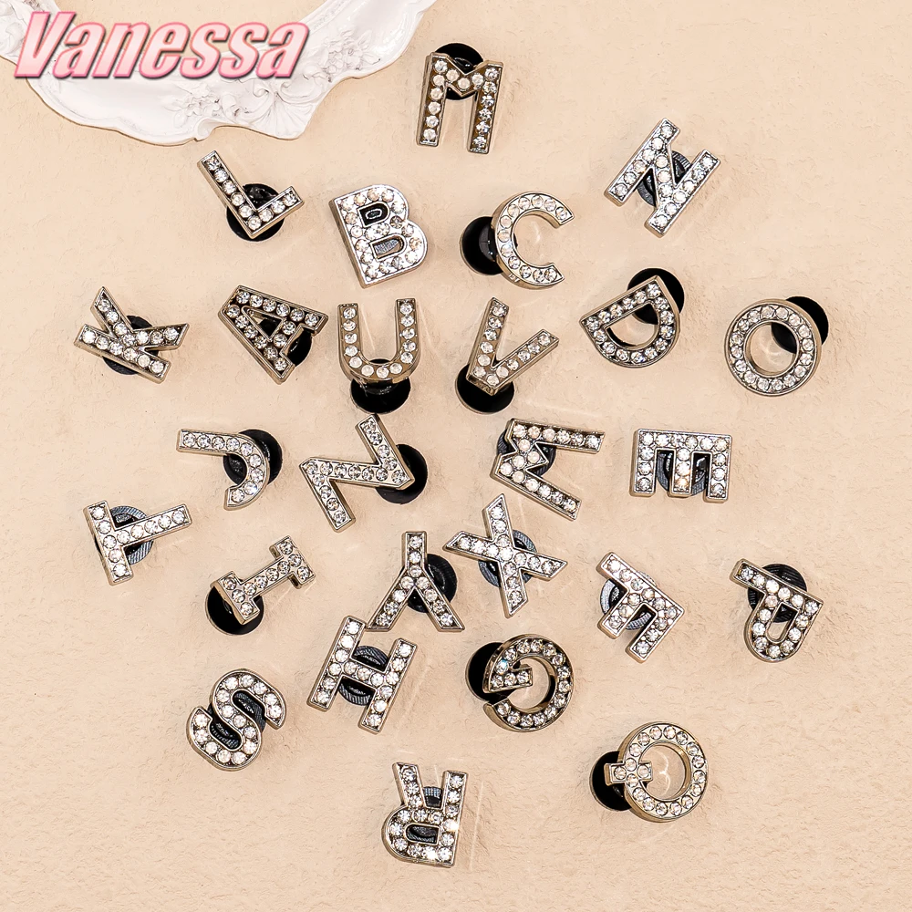 1 Stück silbrige Buchstaben, luxuriöse Schuhanhänger, Alphabet, Schuhdekorationen, Anstecknadeln für Gartensandalen, Frauen und Mädchen, glitzernde Geschenke – Detail 1