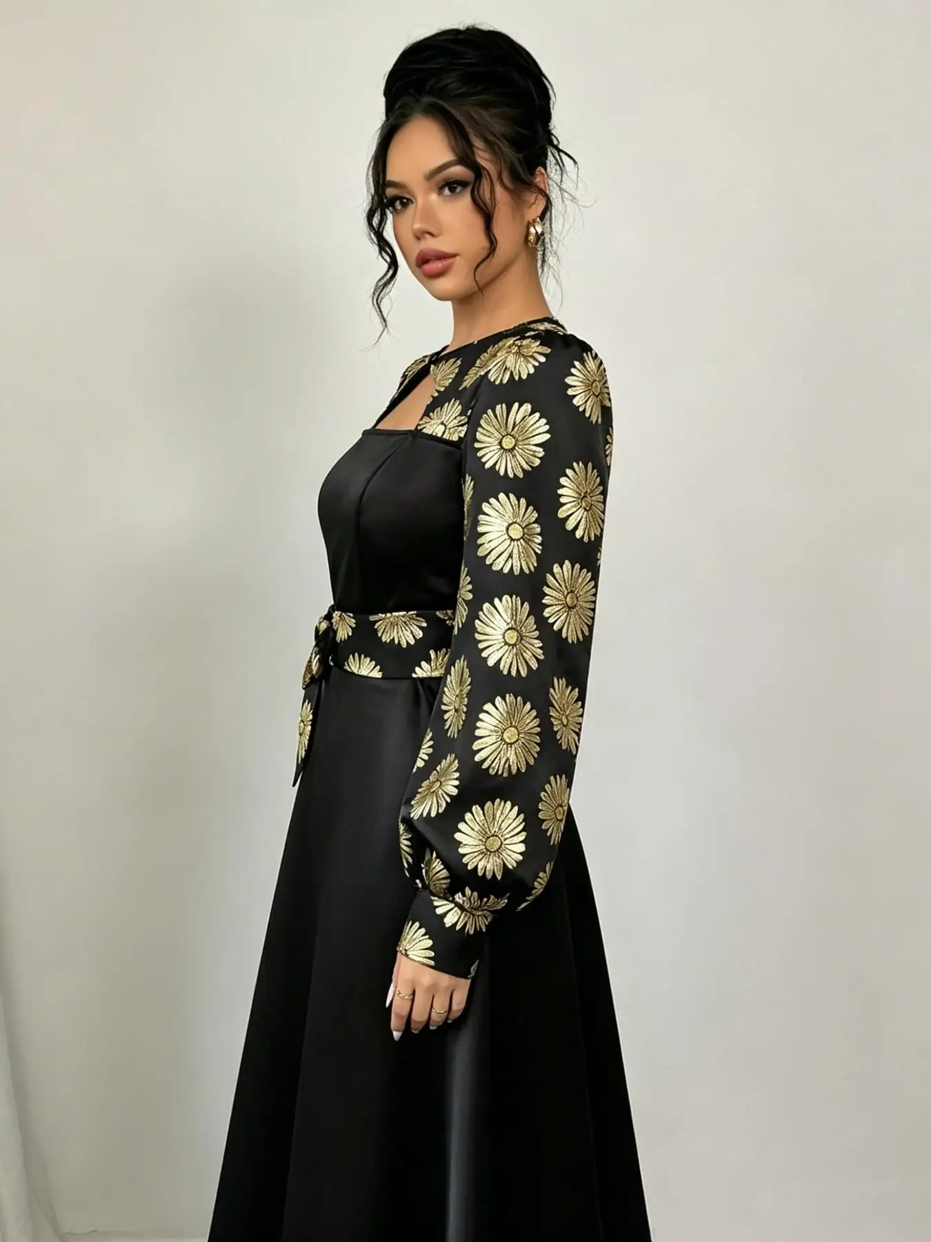 Goldenes Blumen-Abendkleid Luxuriöser Eleganter Stil mit Ausschnitt und Spitzenärmeln Glockenförmiger Satin-Körper Formelles Kleid für Festliche Anlässe – Detail 6