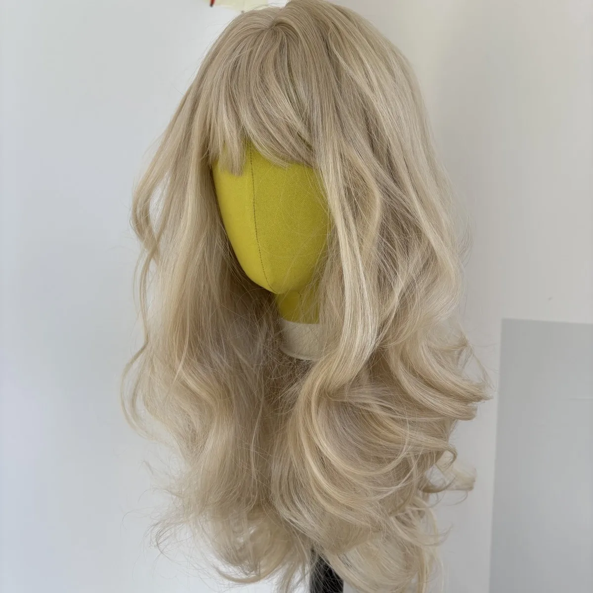 Markieren Sie blonde lange gewellte Kostümperücke mit Pony, hitzebeständiges Kunsthaar