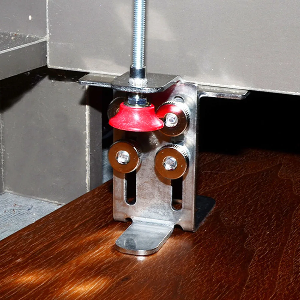 Perakitan furnitur sesuai gambar pintu kabinet instalasi pegangan pintu dapat disesuaikan klem alat pemosisian yang tepat