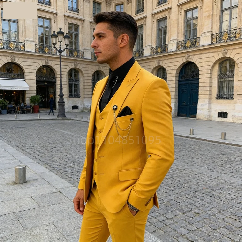 

Элегантный свадебный мужской костюм-тройка класса люкс: однобортный пиджак с острыми лацканами, брюки и жилет. Деловая мужская одежда.